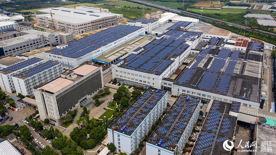 9月2日,浙江省慈溪市觀海衛鎮,一企業屋頂上方安裝了太陽能光伏設備.